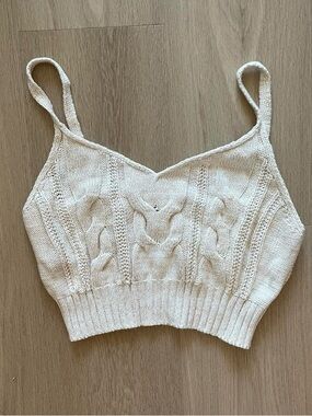 Excellent condition cream knitted crop top with a V neckline